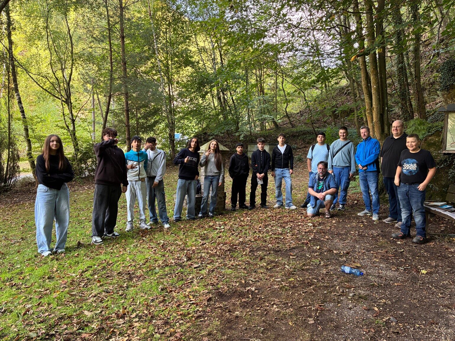 Die Klasse 9e gemeinsam am historischen Lernort in Friedrichssegen